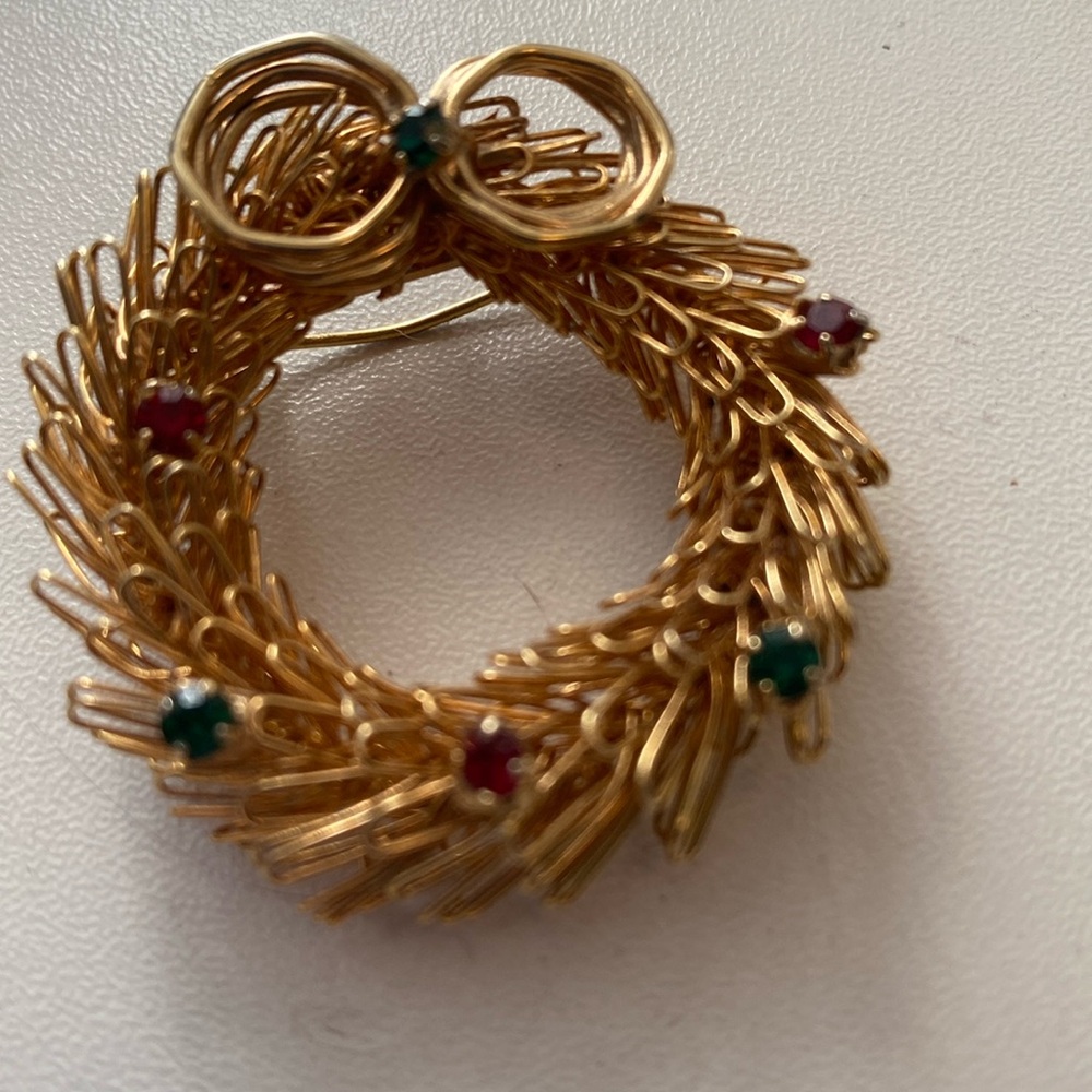 Gold Tone Wire Wreath Prong Set Rhinestone Brooch Pin